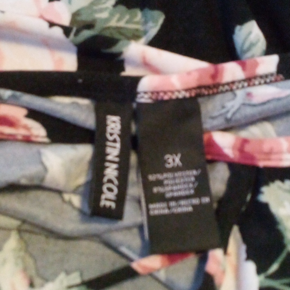 Kristin Nicole rose printed black Capri Blouse size 3x.